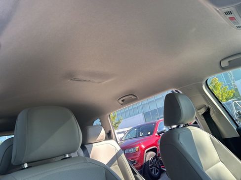 Used 2018 Volkswagen Tiguan SE image 24