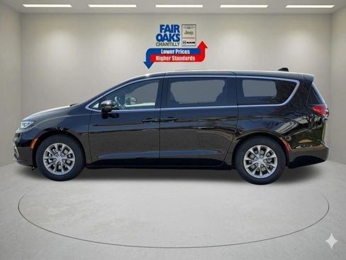 New 2026 Chrysler Pacifica Limited FWD image 9