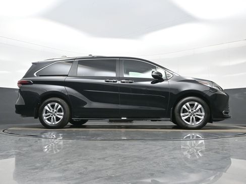 Used 2025 Toyota Sienna Limited AWD/4WD image 36