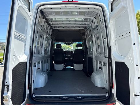 Used 2025 Mercedes-Benz Sprinter 2500 image 14