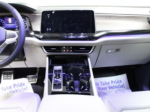 Used 2025 Volkswagen Atlas SEL Premium R-Line image 19