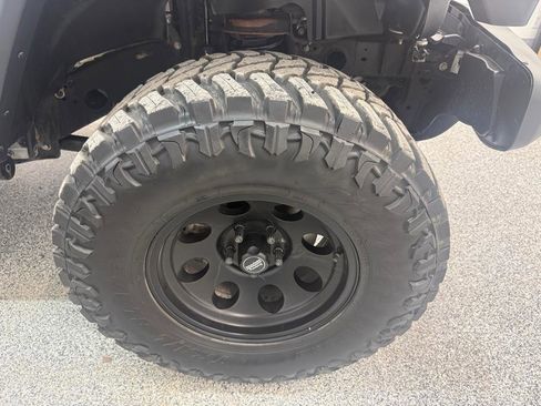 Used 2018 Jeep Wrangler Unlimited Sahara w/ Dual Top Group image 16