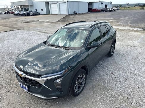 Used 2025 Chevrolet Trax LT w/ Sunroof Package FWD image 10