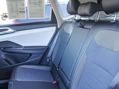 Used 2025 Volkswagen Taos SE image 19