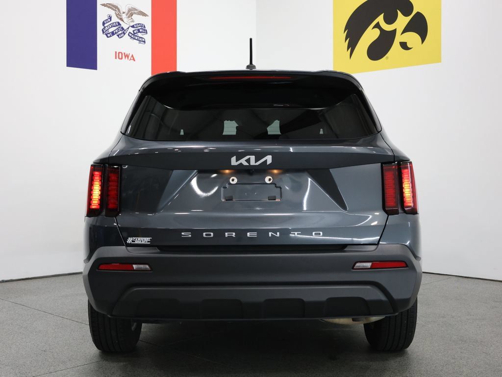 Used 2022 Kia Sorento LX FWD image 11