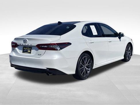 Used 2021 Toyota Camry XLE image 3