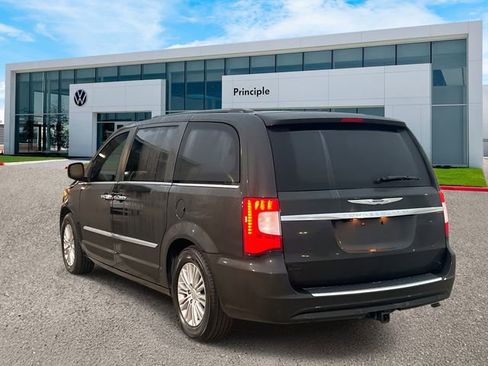 Used 2015 Chrysler Town & Country Touring-L w/ Trailer Tow Group image 4