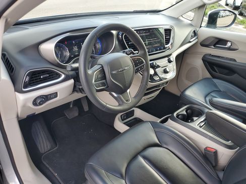 Used 2023 Chrysler Pacifica Touring-L image 25