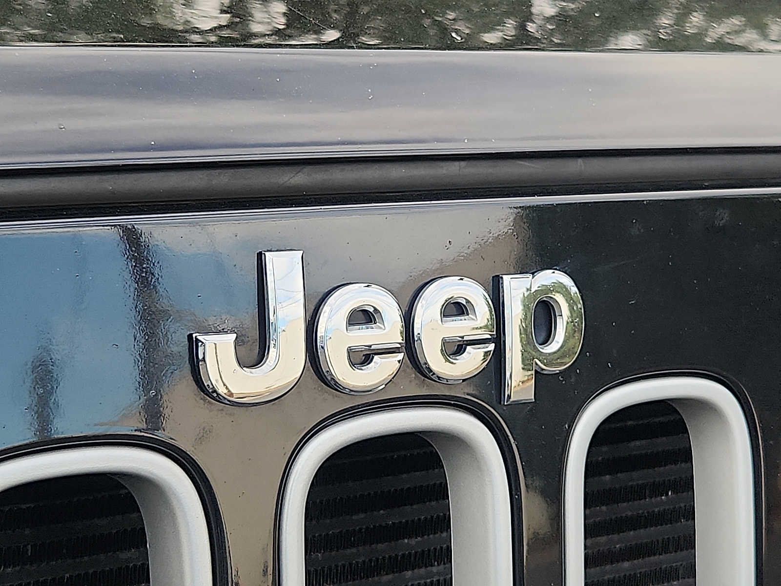 Used 2016 Jeep Wrangler Unlimited Sahara w/ Dual Top Group AWD/4WD image 29