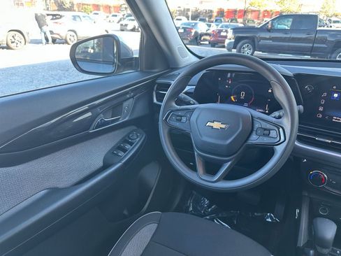 Used 2025 Chevrolet TrailBlazer LT image 32