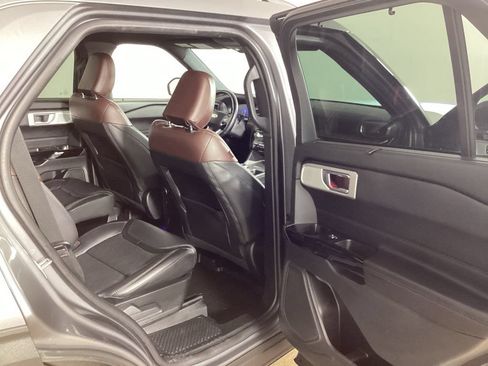 Used 2022 Ford Explorer Platinum w/ Equipment Group 601A AWD/4WD image 22