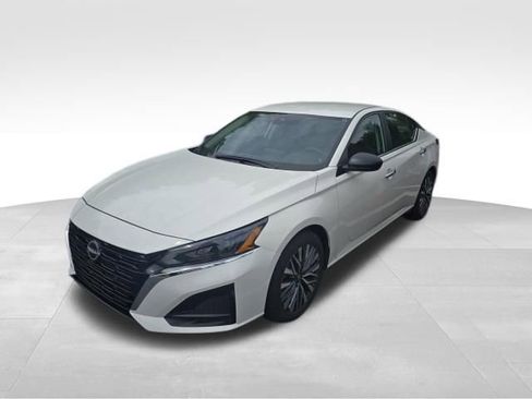 Used 2025 Nissan Altima 2.5 SV FWD image 2