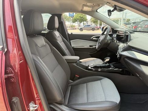 Used 2025 Chevrolet Trax LT FWD image 30
