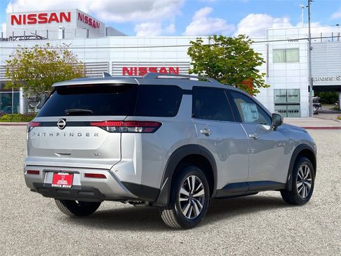 New 2025 Nissan Pathfinder SL image 4