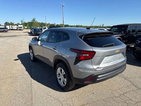 Used 2024 Chevrolet Trax LS w/ Driver Confidence Package FWD image 2