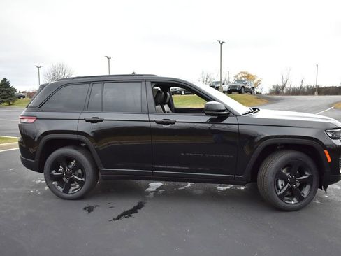 New 2025 Jeep Grand Cherokee Altitude AWD/4WD image 4