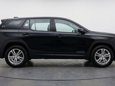 Used 2024 GMC Terrain SLE image 11