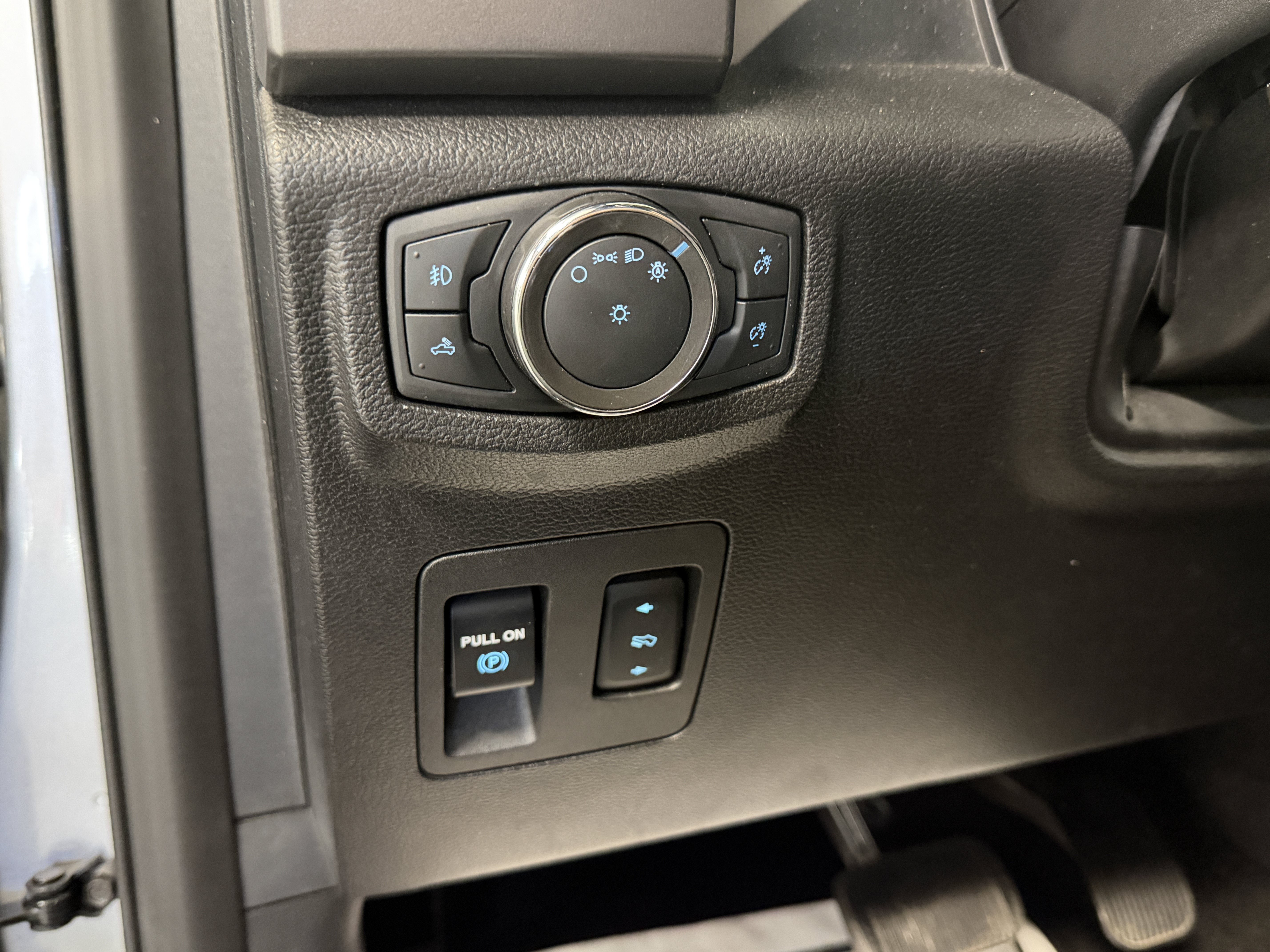 Used 2020 Ford F150 XLT w/ Equipment Group 302A Luxury AWD/4WD image 17