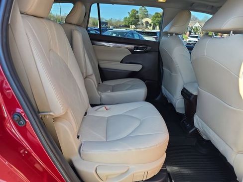 Used 2021 Toyota Highlander Platinum image 19