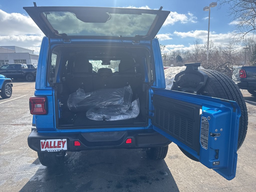 Used 2025 Jeep Wrangler Unlimited Sahara w/ Safety Group AWD/4WD image 44
