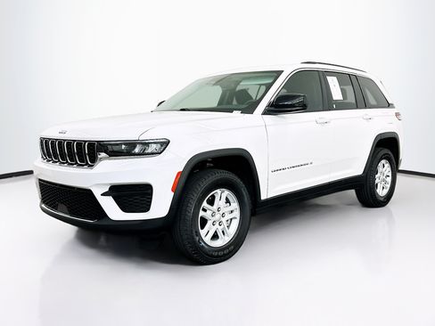 Used 2023 Jeep Grand Cherokee Laredo AWD/4WD image 3