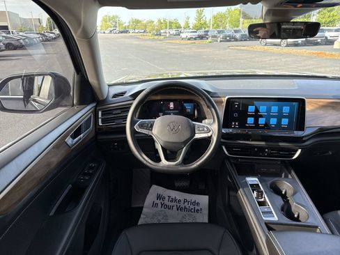Used 2025 Volkswagen Atlas SE AWD/4WD image 16