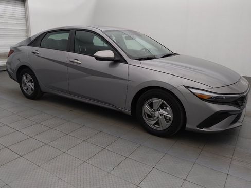 Used 2025 Hyundai Elantra SE FWD image 11