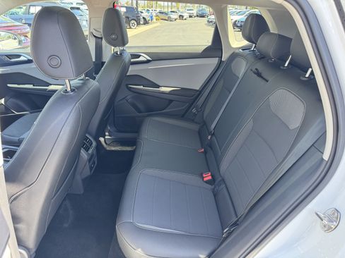 Used 2024 Volkswagen Taos SE w/ Panoramic Sunroof Package FWD image 33