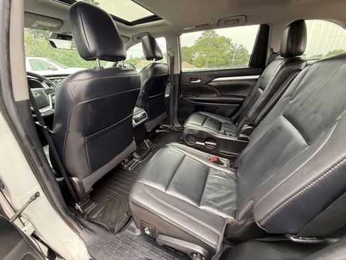 Used 2019 Toyota Highlander XLE FWD image 32