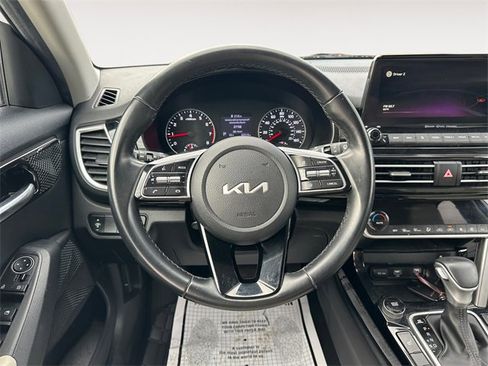 Used 2022 Kia Seltos EX image 12