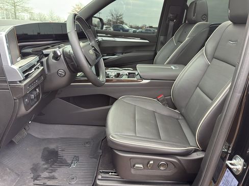 Used 2025 Cadillac Escalade Premium Luxury image 11