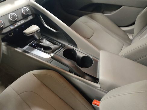 Used 2025 Hyundai Elantra SE FWD image 26