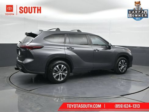Used 2024 Toyota Highlander XLE AWD/4WD image 2