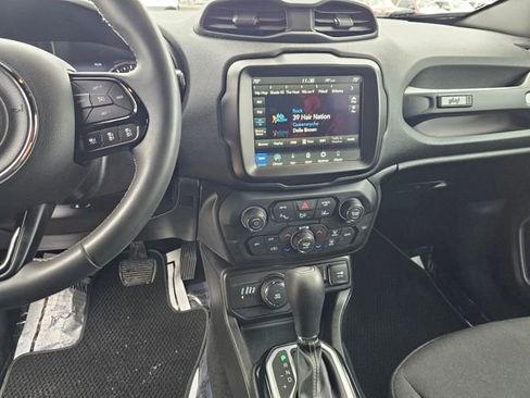 Used 2021 Jeep Renegade Latitude w/ Luxury Group II image 17