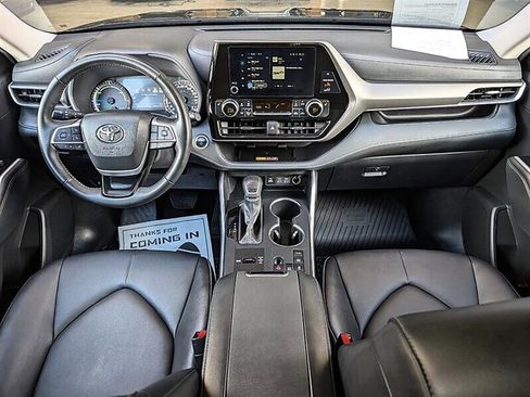 Used 2025 Toyota Highlander XLE AWD/4WD image 3