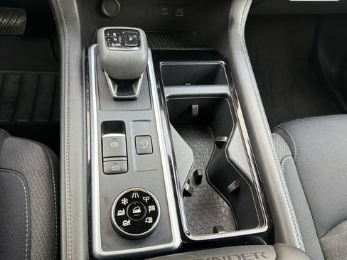 Used 2025 Nissan Pathfinder SV AWD/4WD image 19