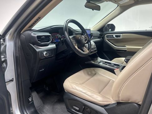 Used 2022 Ford Explorer XLT w/ Equipment Group 202A AWD/4WD image 22