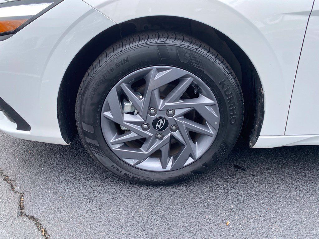 Certified 2026 Hyundai Elantra Hybrid FWD image 9