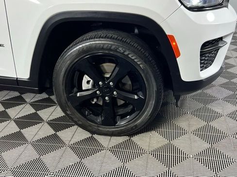 Used 2023 Jeep Grand Cherokee Altitude image 12