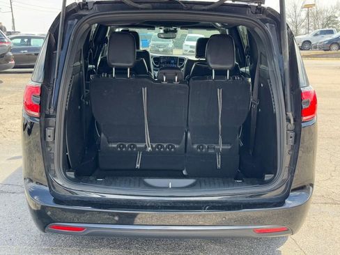 Used 2025 Chrysler Pacifica Limited FWD image 11