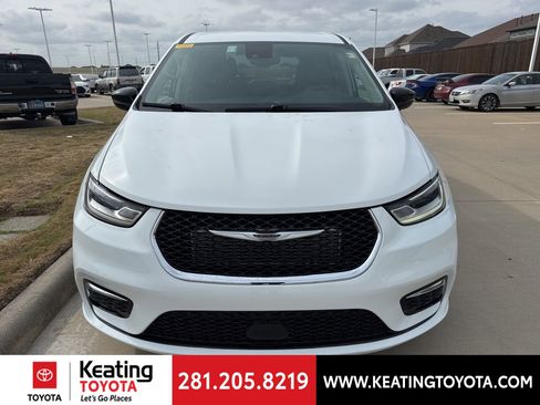 Used 2024 Chrysler Pacifica Select image 2