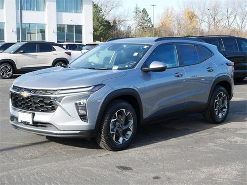 Used 2024 Chevrolet Trax LT w/ Sunroof Package image 2