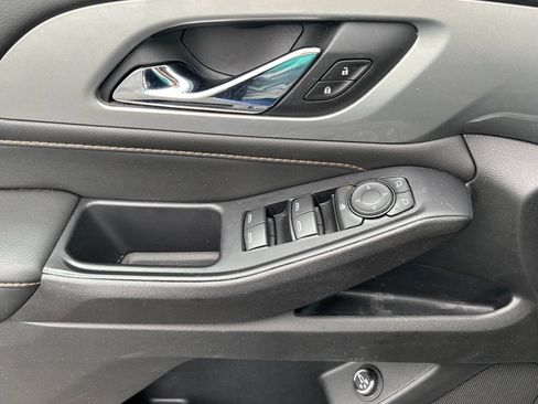 Used 2020 Chevrolet Traverse LT FWD image 13