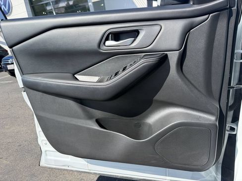 Used 2024 Nissan Rogue SV FWD image 13