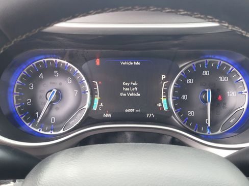 Used 2025 Chrysler Pacifica Select FWD image 29