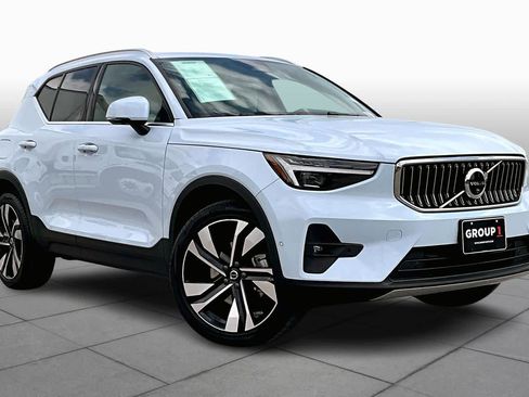 Used 2025 Volvo XC40 B5 Ultra w/ Climate Package image 3