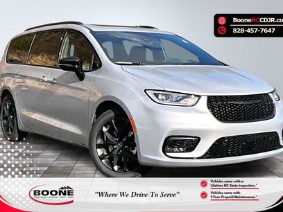 New 2026 Chrysler Pacifica Limited w/ S Appearance Package