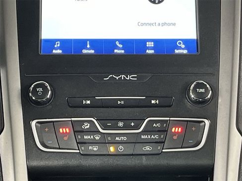 Used 2020 Ford Fusion SE image 18