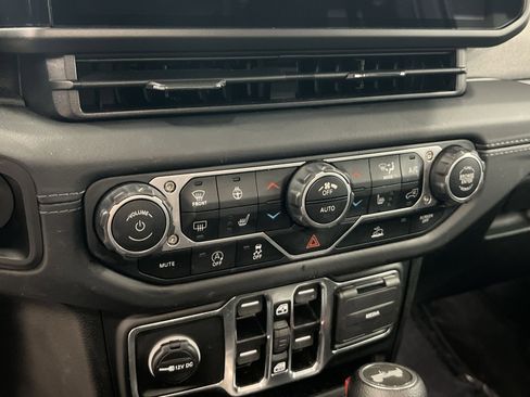 Used 2025 Jeep Wrangler Unlimited Sahara AWD/4WD image 18