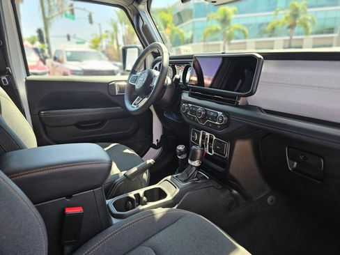 Used 2025 Jeep Wrangler Unlimited Sahara AWD/4WD image 28